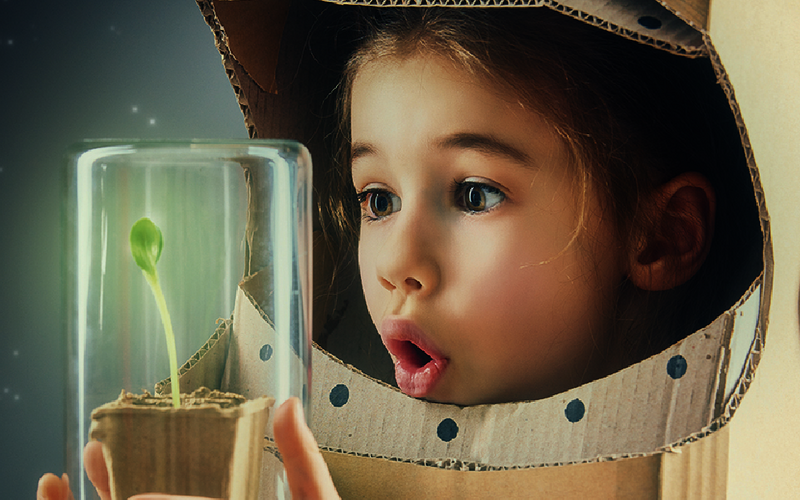 Couverture du magazine, avec une petite fille avec un costume de cosmonaute en carton, regarde une plante sous une cloche en verre. Est écrit le titre du magazine (id. Inspirons demain)