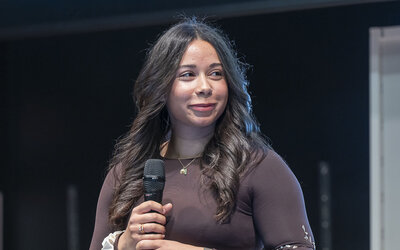 Une jeune fille brune, le micro à la main