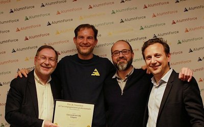4 hommes se tenant par l’épaule, tenant un texte où est écrit : « Prix de l’insertion et de l’accompagnement professionnels, Université de Lille, Lilagora »