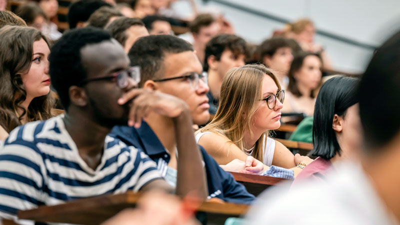 Photo d’illustration (visages d’étudiants dans un amphi)